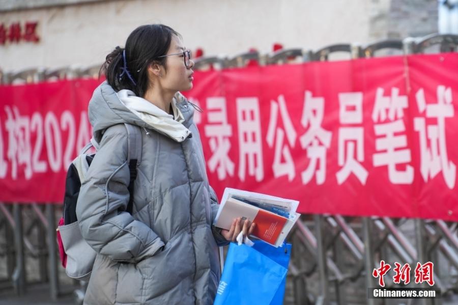 2023年11月26日,山西省太原市,考生步入考场。当日,中央机关及其直属机构2024年度考试录用公务员公共科目笔试举行。<span target='_blank' href='/'>中新社</span>记者 武俊杰 摄 2023年11月26日,山西省太原市,考生步入考场。当日,中央机关及其直属机构2024年度考试录用公务员公共科目笔试举行。<span target='_blank' href='/'>中新社</span>记者 武俊杰 摄