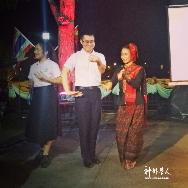 19.在玛哈沙拉坎大学孔子学院参加活动跟当地人学习南旺舞.JPG