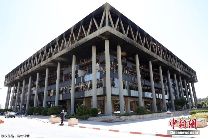 资料图：当地时间6月19日，伊朗德黑兰，被袭击过后的伊朗国家电视台建筑物损毁严重。
