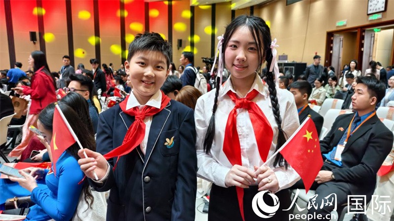 中越两国年龄最小的演讲者手拿对方国家的旗帜,“跨国”合影。人民网记者 刘刚摄