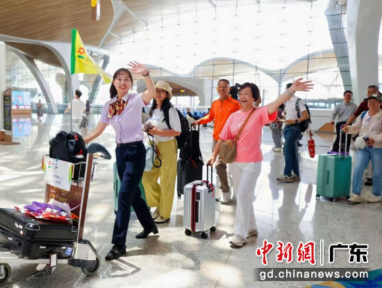 一批游客15日从广州白云国际机场出发，前往柬埔寨旅游。陈源濠 摄