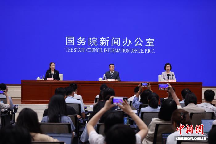 7月15日，中国国务院新闻办公室在北京举行新闻发布会，国家统计局副局长毛盛勇，国家统计局新闻发言人、国民经济综合统计司负责人王冠华介绍2026年上半年国民经济运行情况，并答记者问。 <span target='_blank' href='/'>中新社</span>记者 杨可佳 摄