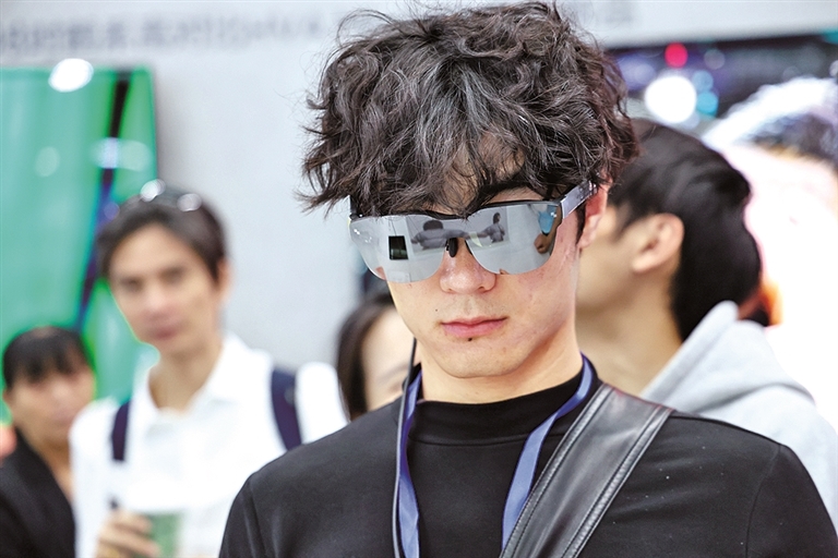曾经的科技潮玩 如今的贴身伙伴——智能穿戴设备正与年轻人的生活更深绑定