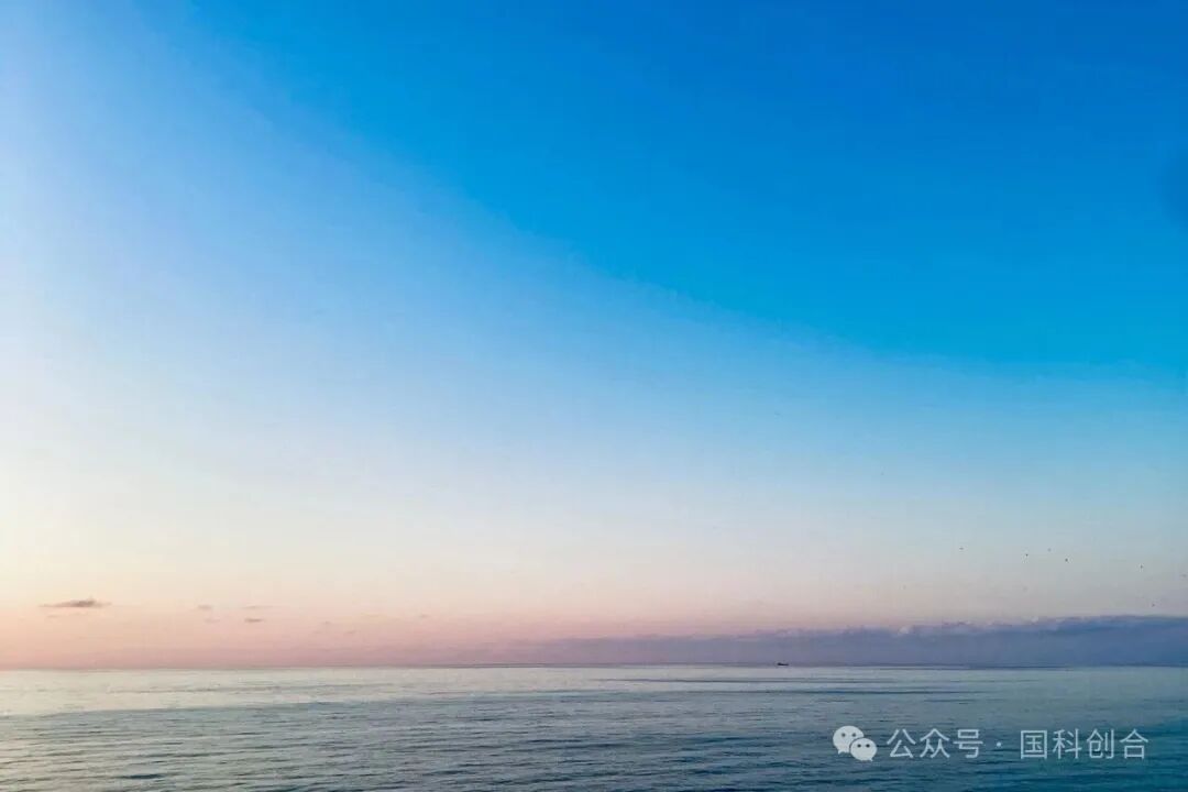 平静的海平面与晨光