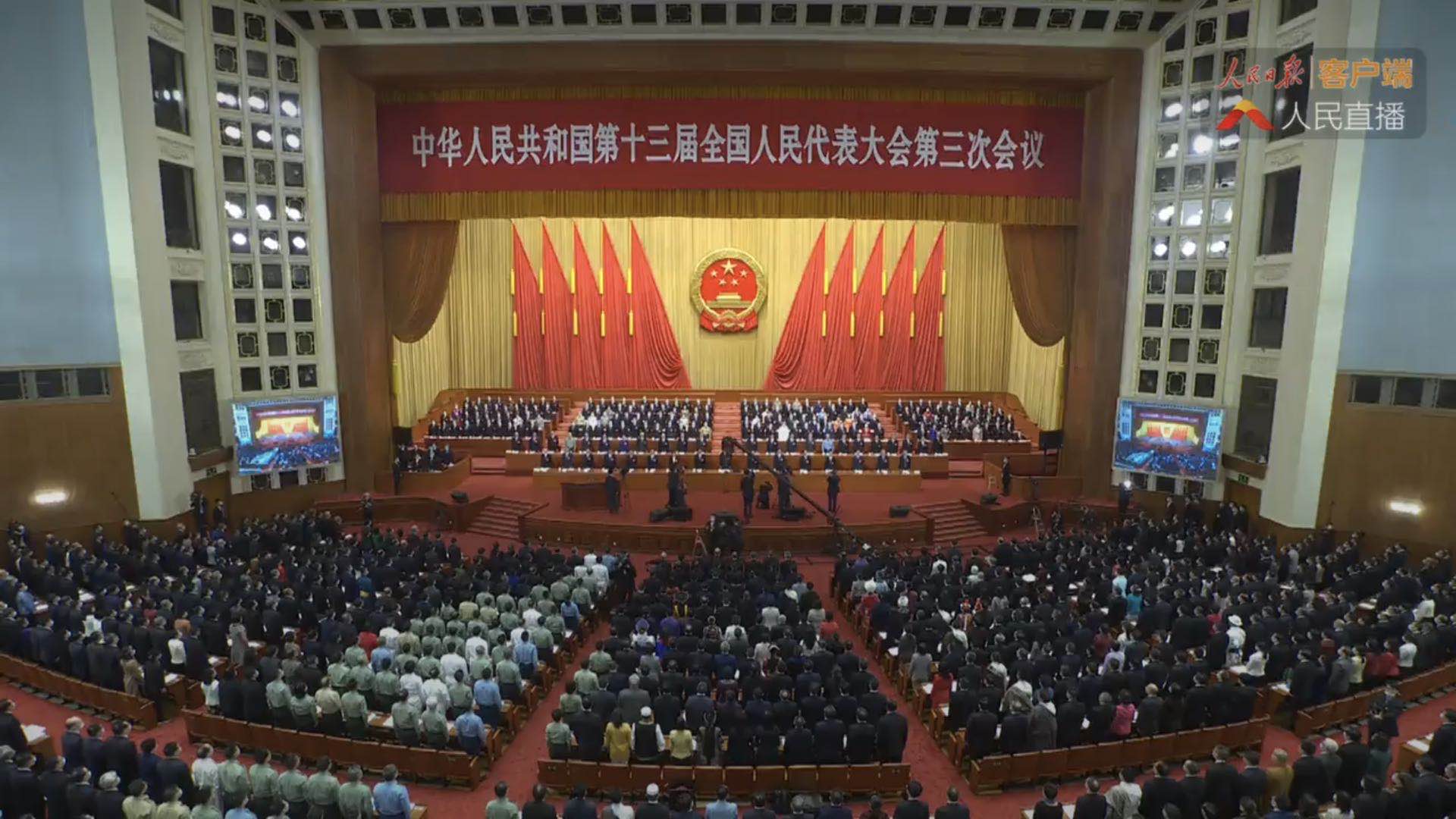 网上观看“两会”开幕式.jpg