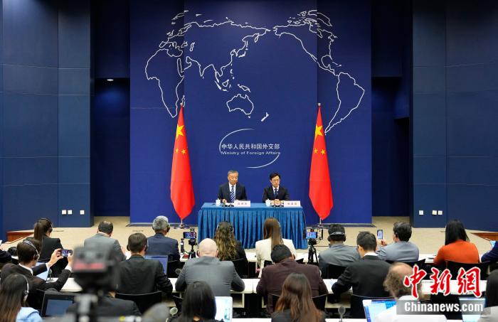 5月11日，中国外交部就习近平主席出席中拉论坛第四届部长级会议开幕式举行中外媒体吹风会。外交部部长助理苗得雨介绍有关情况并答问。 <span target='_blank' href='/'>中新社</span>记者 赵文宇 摄