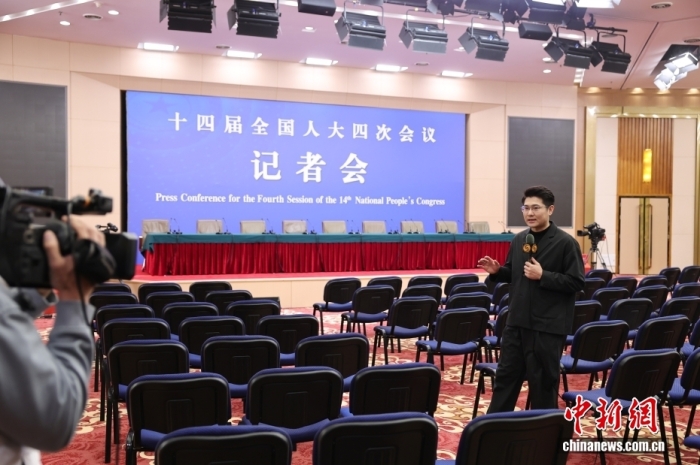 资料图：2月27日，在2026年全国两会即将召开之际，设在北京梅地亚中心的全国两会新闻中心正式启用。目前已有3000多名中外记者报名采访全国两会，其中境内记者2000多名，港澳台记者和外国记者1000多名。十四届全国人大四次会议和全国政协十四届四次会议将分别于3月5日和3月4日在北京开幕。图为媒体记者在全国两会新闻中心工作。<span target='_blank' href='/'>中新社</span>记者 蒋启明 摄