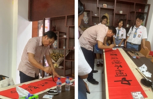 苟皓东展示中国书法艺术。巴陵康孔子学院供图