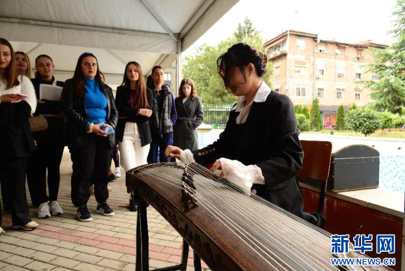 图为人们在欣赏孔子学院学生的古筝表演。记者崇大海 摄