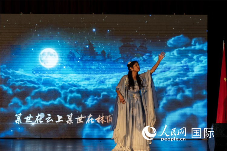 参赛选手演唱中文歌曲《左手指月》。人民日报非洲中心分社  希拉兹·莫林摄