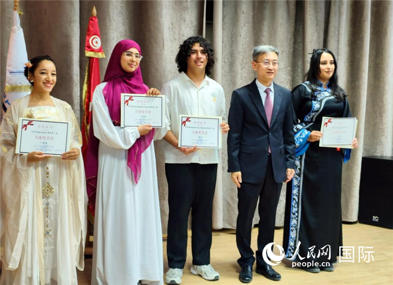 中国驻突尼斯大使万黎与部分获奖者合影。人民网莱拉·阿提塔拉赫摄