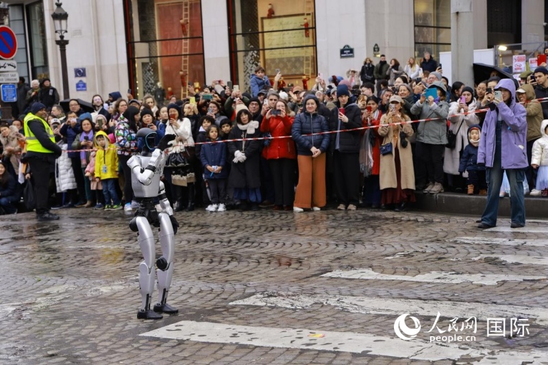 第四届“欢乐春节满巴黎·龙狮贺岁舞香街”春节巡游现场。 尚凯元摄