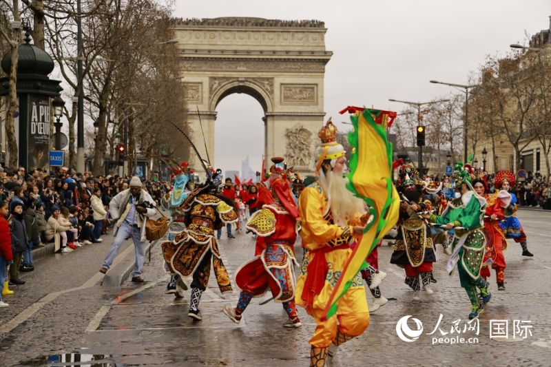 第四届“欢乐春节满巴黎·龙狮贺岁舞香街”春节巡游现场。 尚凯元摄