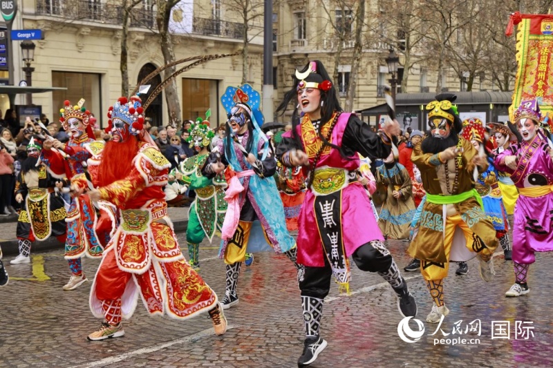 第四届“欢乐春节满巴黎·龙狮贺岁舞香街”春节巡游现场。 尚凯元摄