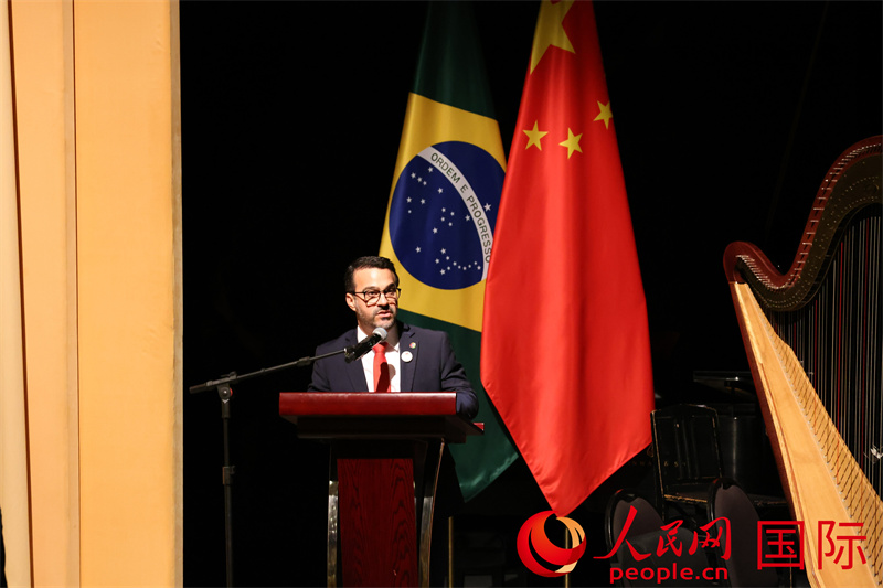 巴西文化部常务副部长助理卡修斯·达罗萨在“中巴文化年”专场音乐会上致辞。人民网记者 时元皓摄
