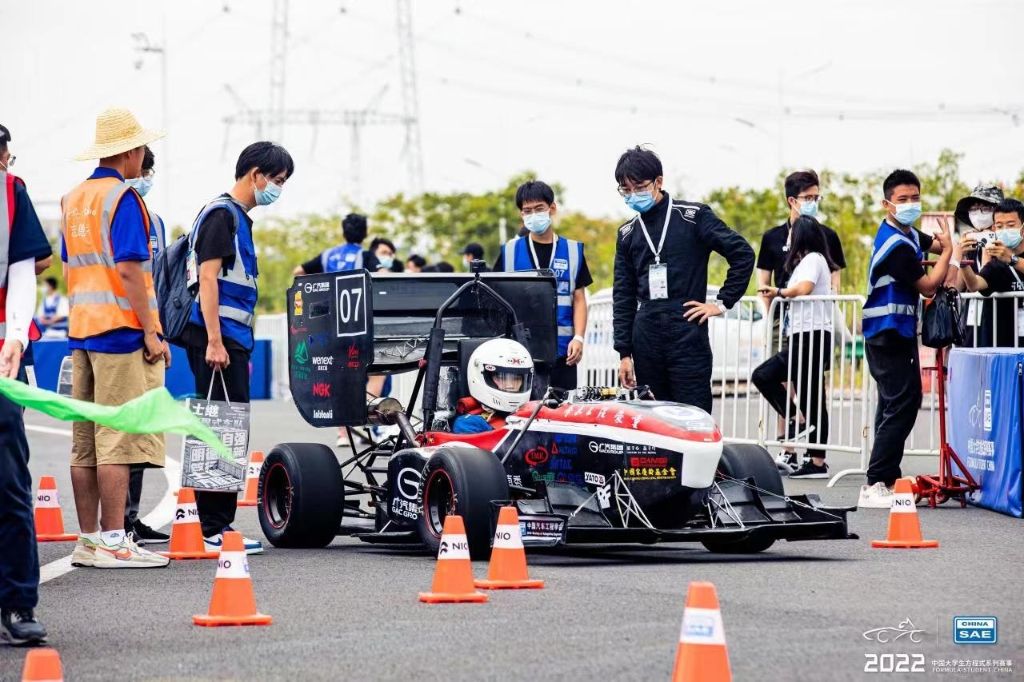 新能源汽车现代产业学院-学生学科竞赛-士继车队比赛照片